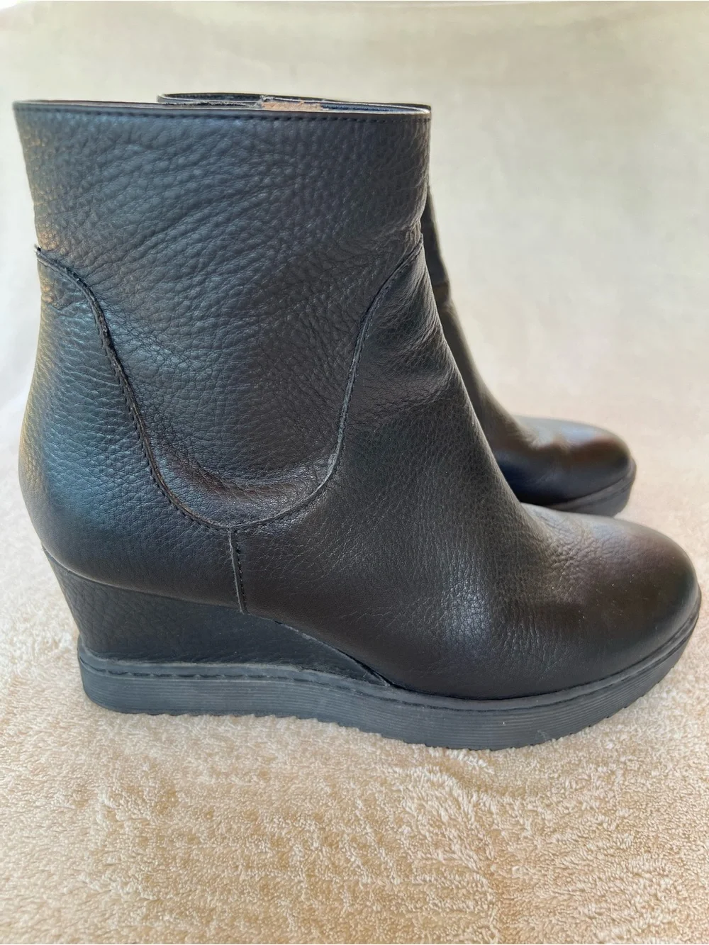 Sofft Shary Waterproof Black Leather Wedge Ankle Booties Size 9